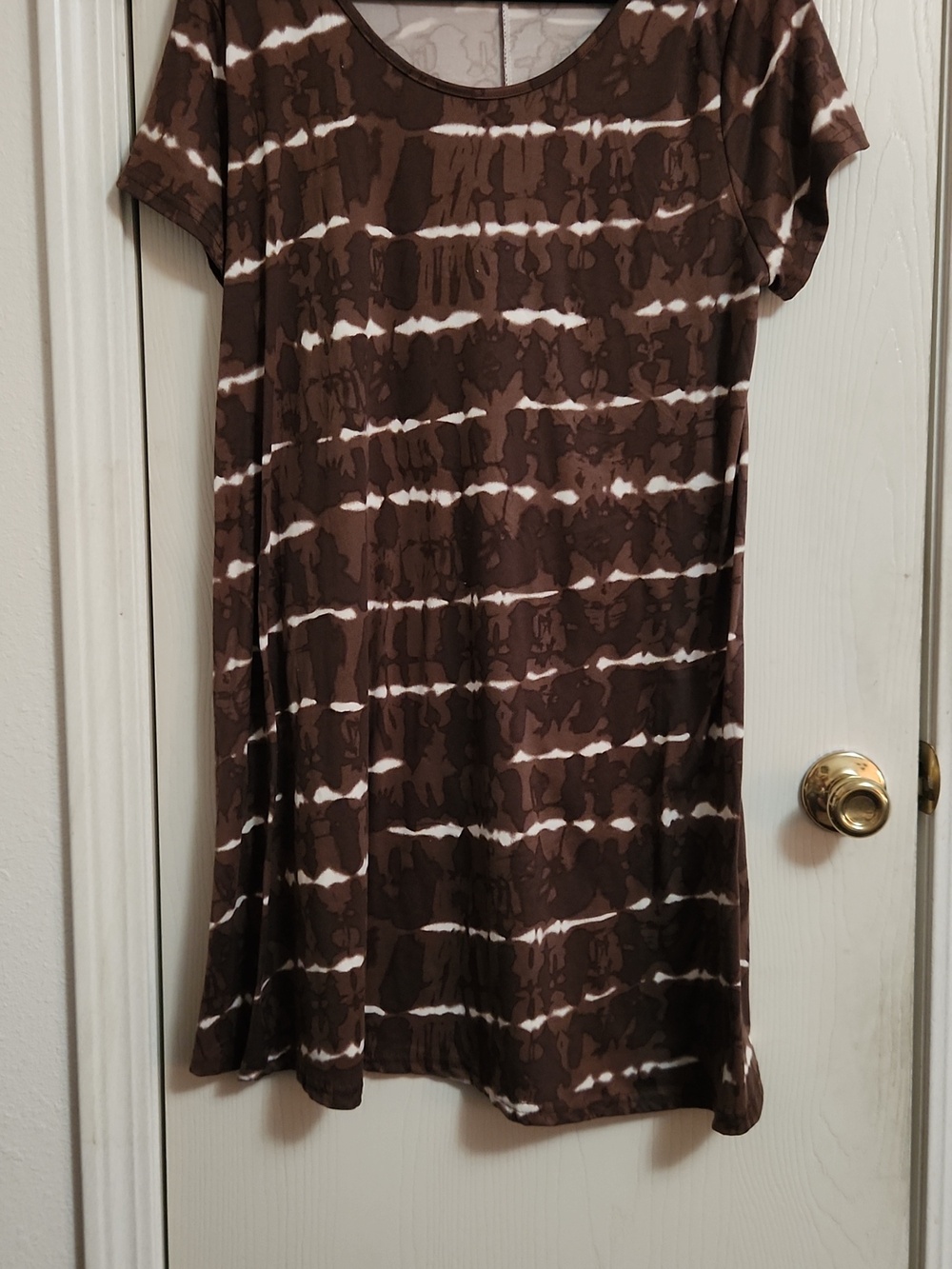 Brown Short-Sleeve Midi Dress with Subtle Pattern